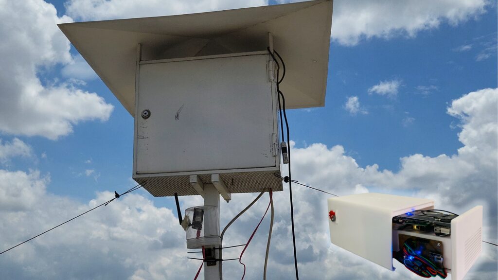 AQMS device for monitoring air and water quality with low-cost sensors